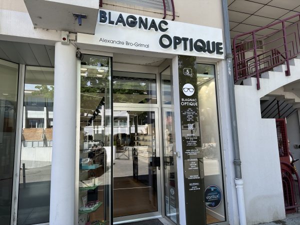 Enseigne avec lettres en relief et éclairage arrière LED