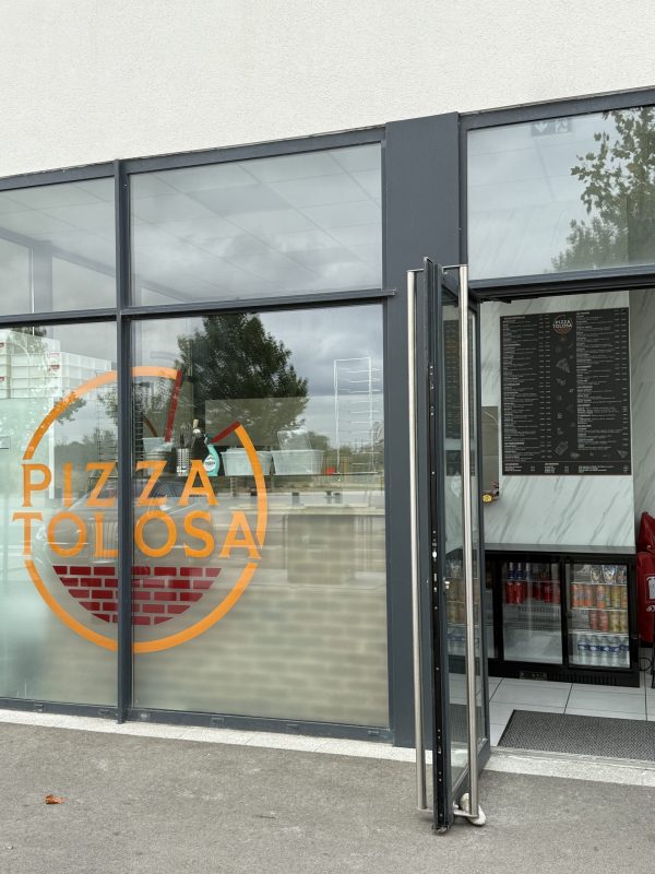 Lettres et logos de vitrine sur mesure