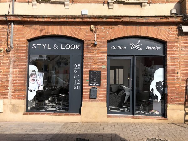 Enseignes en lettres en relief et vinyles sur vitrines